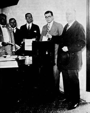 Marcelo T. de Alvear votando, elecciones de abril de 1928 foto del Archivo General de la Nación.